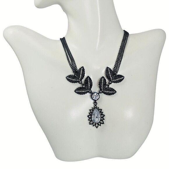 Betsey Johnson Black Crystal Flower Pendant Necklace 17.5" Iconic Jet Setter - Picture 2 of 10